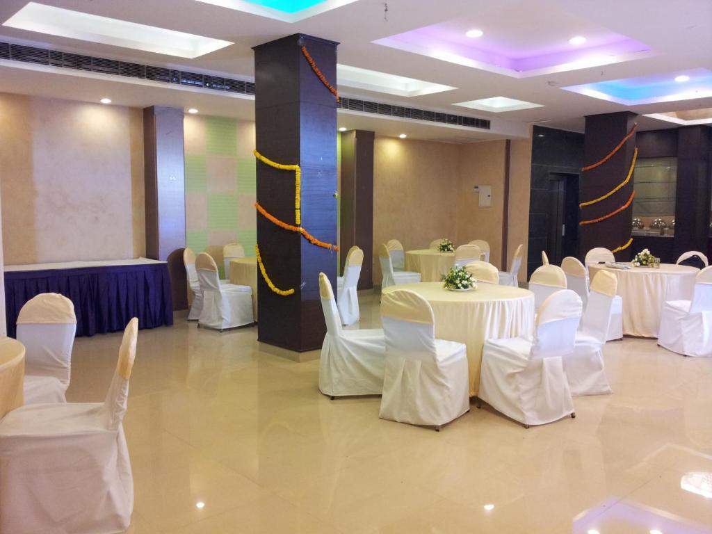 Oyo 1227 Hotel Rousha Inn กาเซียบัด ภายนอก รูปภาพ