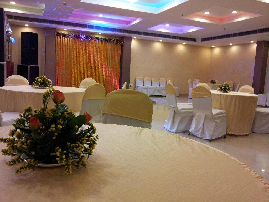 Oyo 1227 Hotel Rousha Inn กาเซียบัด ภายนอก รูปภาพ