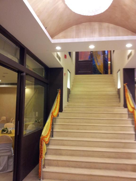Oyo 1227 Hotel Rousha Inn กาเซียบัด ภายนอก รูปภาพ