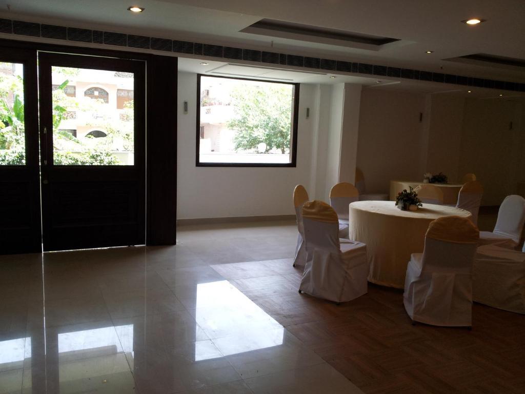 Oyo 1227 Hotel Rousha Inn กาเซียบัด ภายนอก รูปภาพ