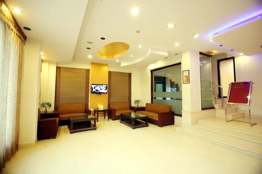 Oyo 1227 Hotel Rousha Inn กาเซียบัด ภายนอก รูปภาพ