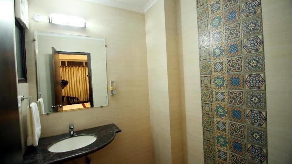 Oyo 1227 Hotel Rousha Inn กาเซียบัด ภายนอก รูปภาพ
