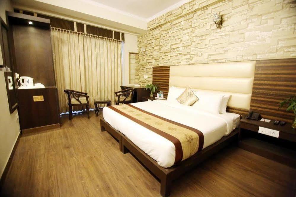 Oyo 1227 Hotel Rousha Inn กาเซียบัด ภายนอก รูปภาพ