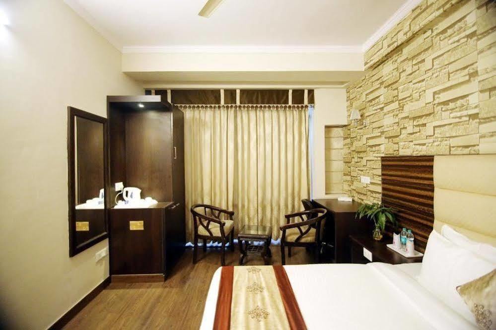Oyo 1227 Hotel Rousha Inn กาเซียบัด ภายนอก รูปภาพ