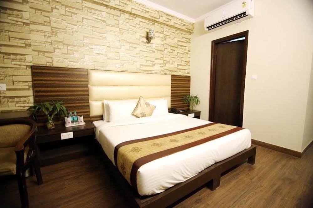 Oyo 1227 Hotel Rousha Inn กาเซียบัด ภายนอก รูปภาพ