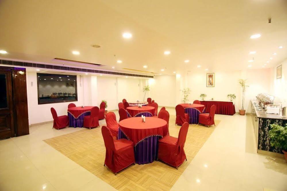Oyo 1227 Hotel Rousha Inn กาเซียบัด ภายนอก รูปภาพ