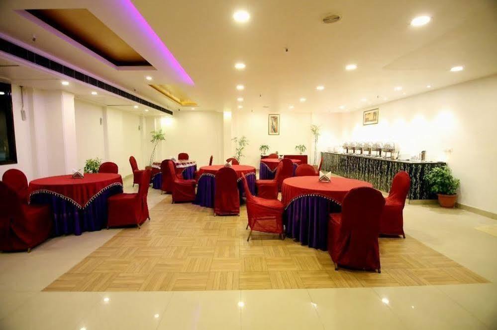 Oyo 1227 Hotel Rousha Inn กาเซียบัด ภายนอก รูปภาพ