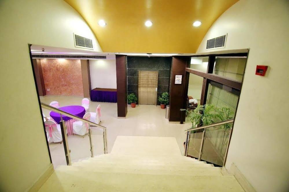 Oyo 1227 Hotel Rousha Inn กาเซียบัด ภายนอก รูปภาพ